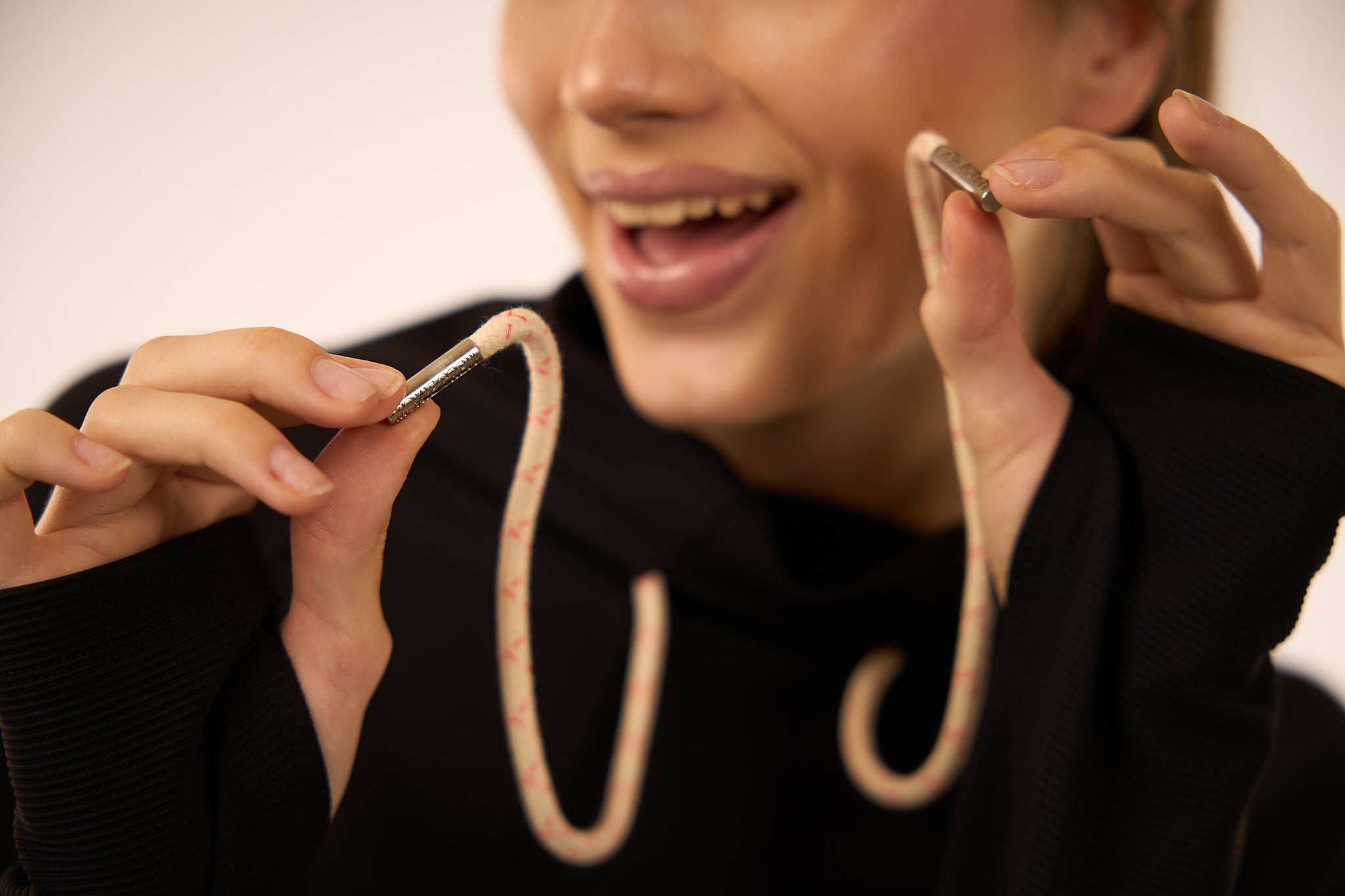 MOXIE FUNNEL NECK PULLOVER/Black Eagle